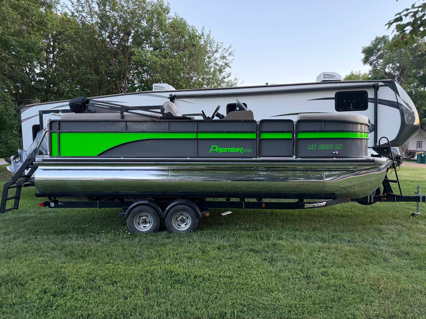 Custom pontoon graphics